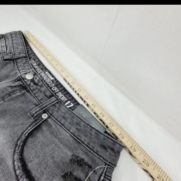 * HT DENIM vintage cut-off shorts womens jr. Size 17aproxx measurments 36" wai - Picture 6 of 7